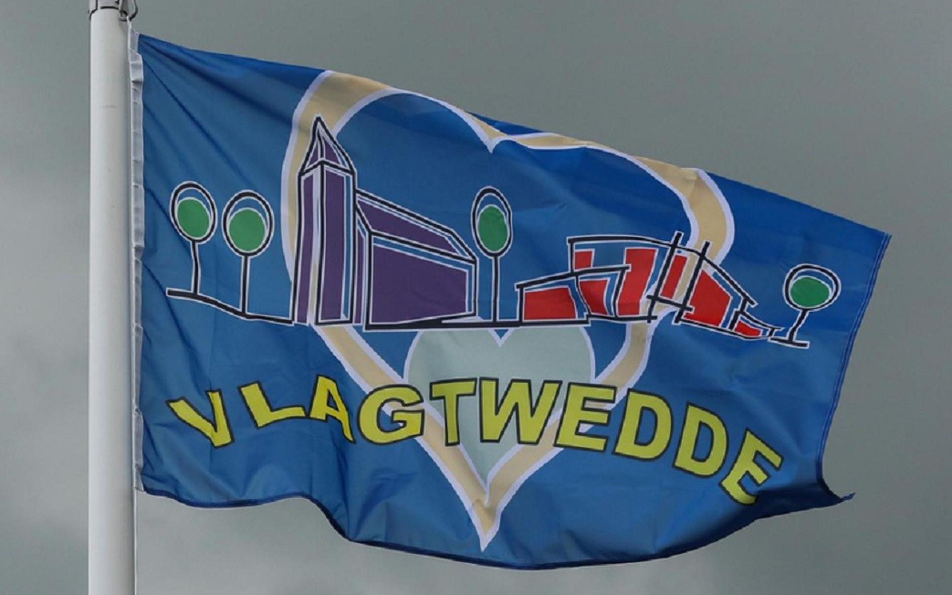 De door Bart Pleiter ontworpen dorpsvlag van Vlagtwedde. 