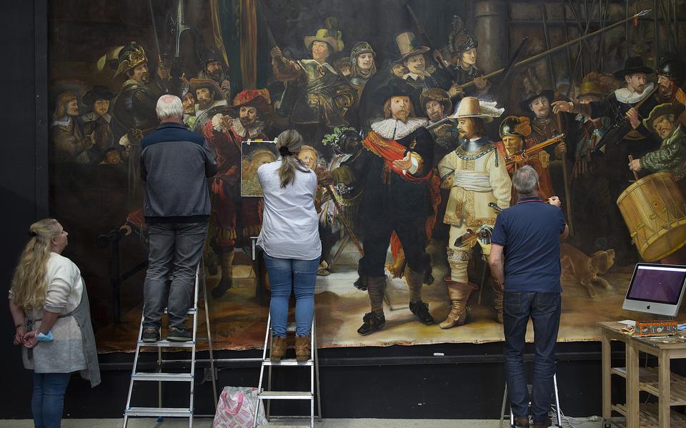 Vrijwilligers legden in oktober 2020 de laatste hand aan de replica van De Nachtwacht in het Rensenpark.