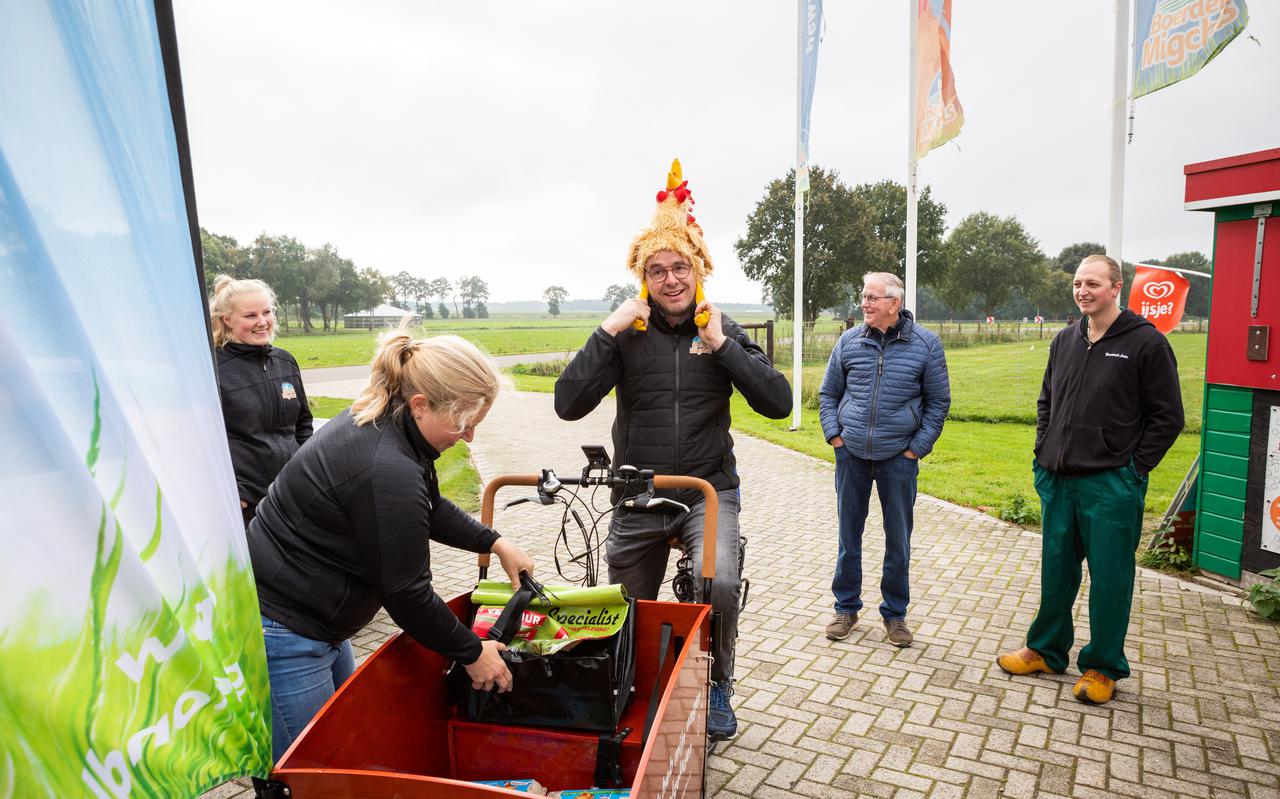 Harry Migchels uit Onstwedde gaat op pad met een bakfiets met eieren voor de Wereld Ei Dag. Midden op foto Harry Migchels. Links Susanne Migchels. 