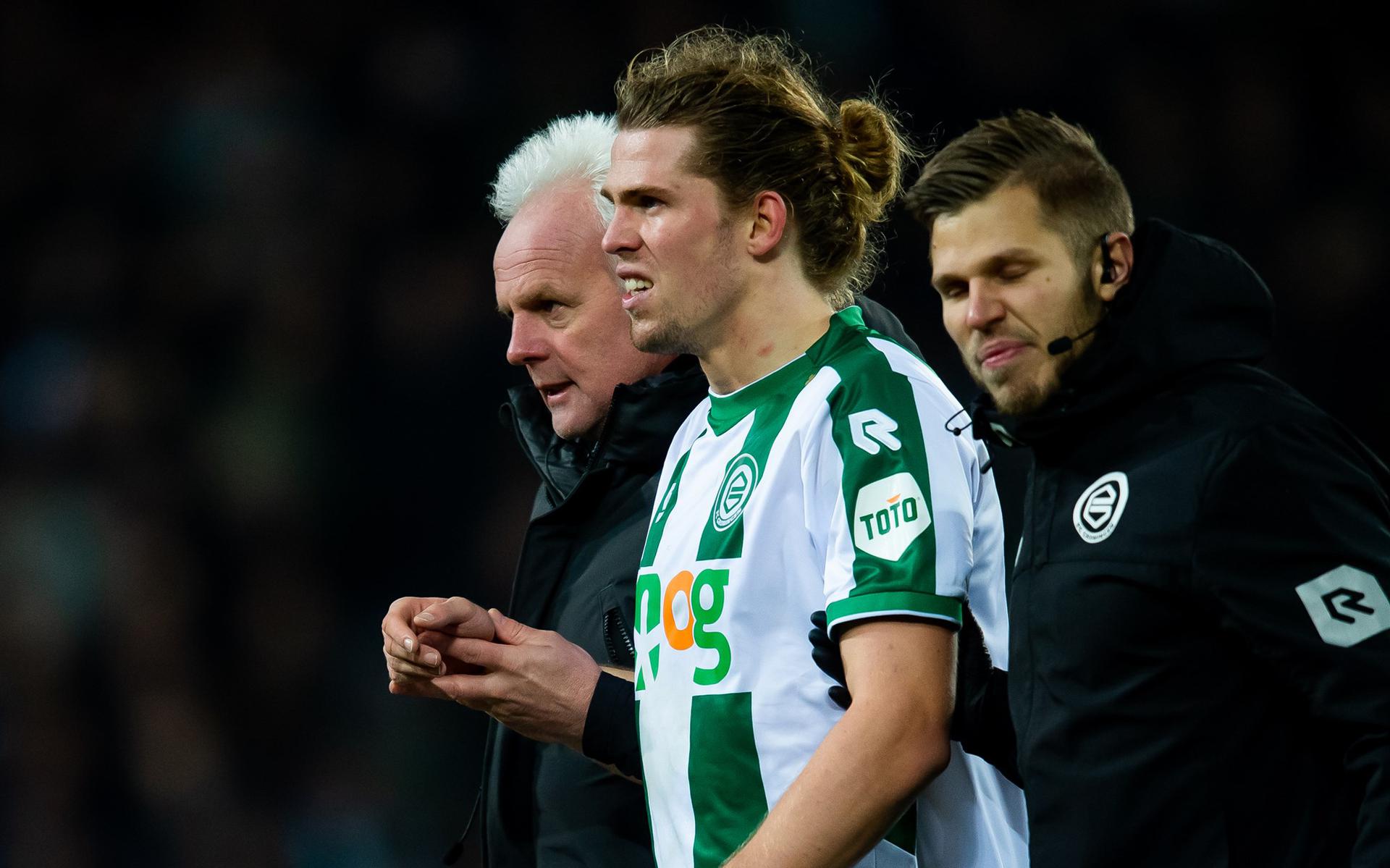 Mads Bech Sørensen verlaat het veld na zijn ongelukkige landing tijdens het duel met FC Twente.