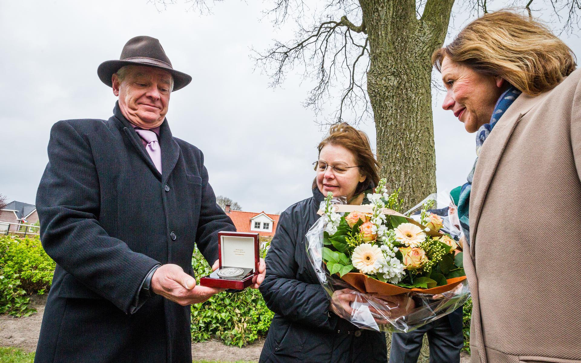 Marc Daemen en zijn zus Bea kregen van wethouder Giny Luth de erepenning die hun vader tot ereburger van Vlagtwedde maakte.