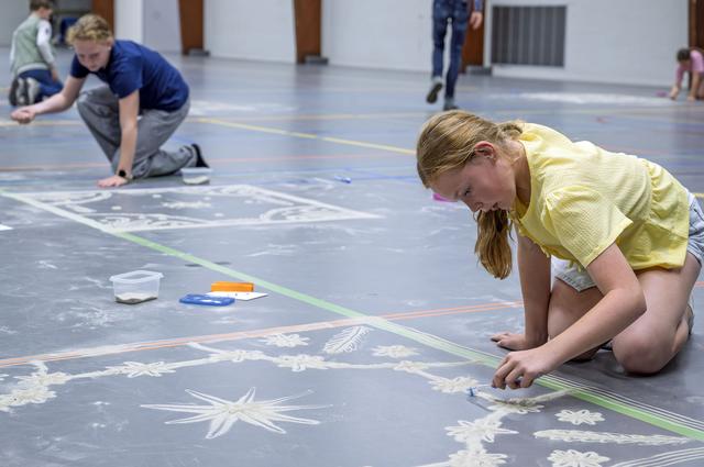 Tientallen mensen in de sporthal in Schoonebeek en toch is het stil: 50ste editie van de zandstrooiw