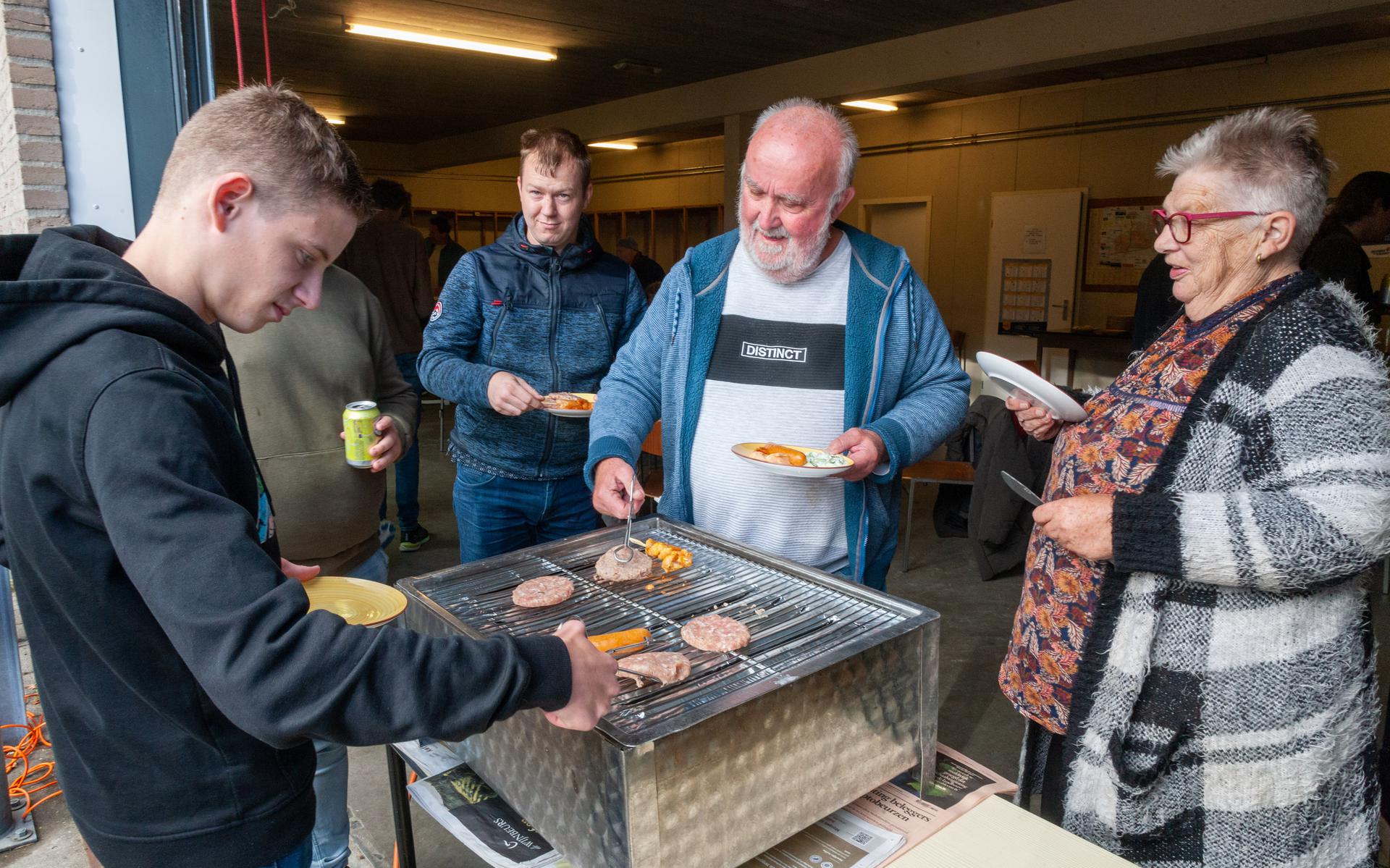 Tweet zakdoek Pygmalion Krantenbezorgers genieten van BBQ in Hoogeveen. 'Vroeg op? Ach, het is  buiten zó mooi' - Dagblad van het Noorden