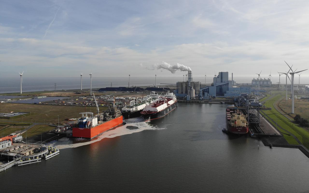 De drijvende LNG-terminal in Eemshaven .