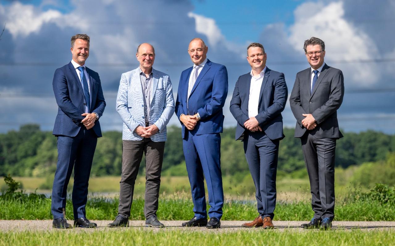 De nieuwe wethoudersploeg van Assen. Vlnr. Cor Staal (ChristenUnie), Martin Rasker (VVD), Albert Smit (Assen Centraal), Jan Broekema (SP) en Bert Jan ten Oever (Stadspartij PLOP). De nieuwe wethoudersploeg van Assen. Vlnr. Cor Staal (ChristenUnie), Martin Rasker (VVD), Albert Smit (Assen Centraal), Jan Broekema (SP) en Bert Jan ten Oever (Stadspartij PLOP).