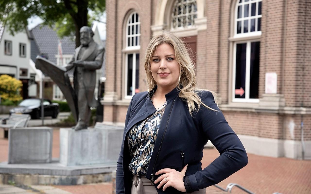 Celine Vister voor het Veenkoloniaal Museum met op de achtergrond het standbeeld van Anthony Winkler Prins. Celine Vister voor het Veenkoloniaal Museum met op de achtergrond het standbeeld van Anthony Winkler Prins.