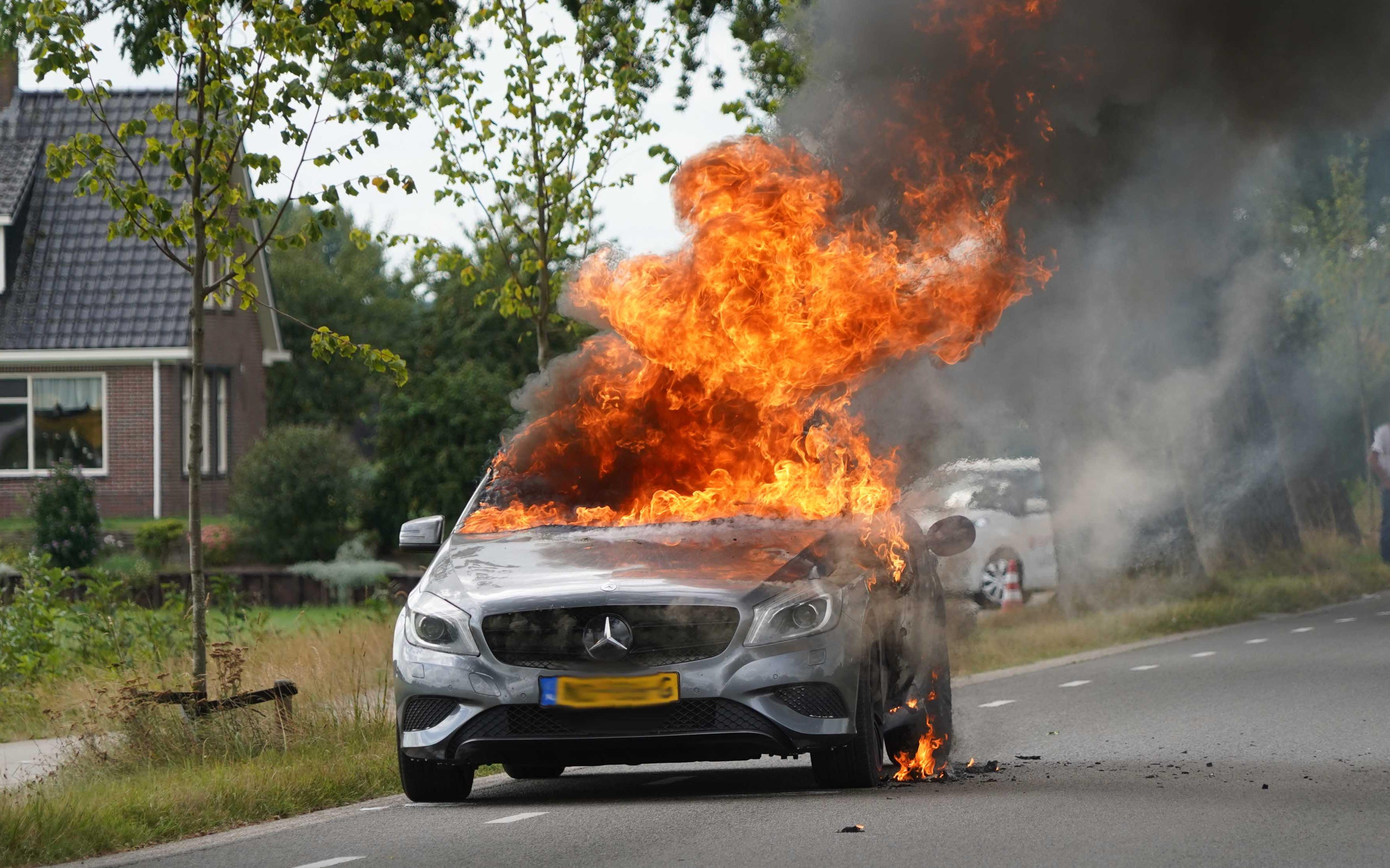Mercedes brandt uit op Rieghoogstendijk in Hollandscheveld - Dagblad van het Noorden