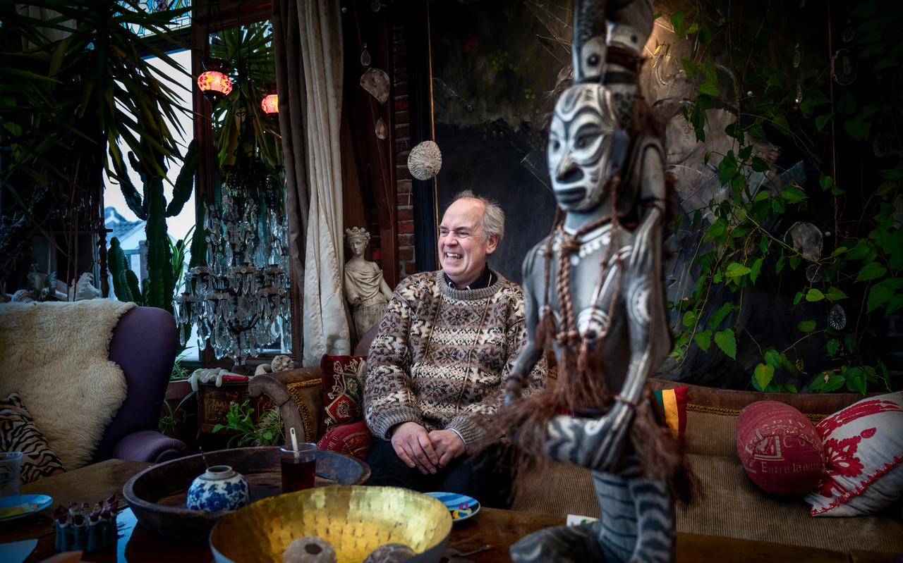 Geert Pruiksma in zijn museale woning in de Folkingestraat in Groningen, met een mythologisch beeld dat hij meenam uit Papoea-Nieuw-Guinea. Geert Pruiksma in zijn museale woning in de Folkingestraat in Groningen, met een mythologisch beeld dat hij meenam uit Papoea-Nieuw-Guinea.