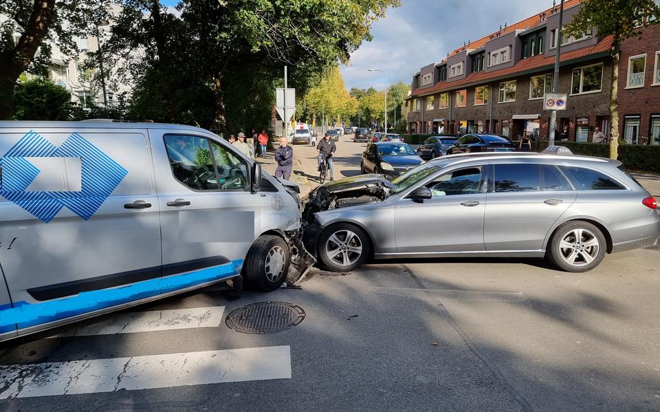Flinke botsing hindert verkeer op de Zaagmulderweg in Groningen. Flinke botsing hindert verkeer op de Zaagmulderweg in Groningen.