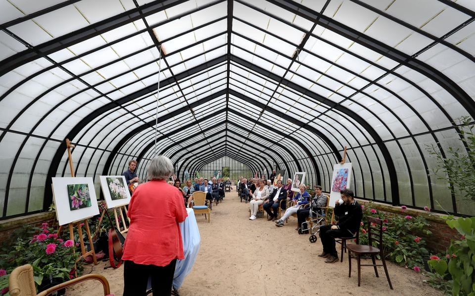 Stichtingvoorzitter Ali Edelenbosch spreekt genodigde gasten toe in de nieuwe historische plantenkas tijdens Open Monumentendag. 