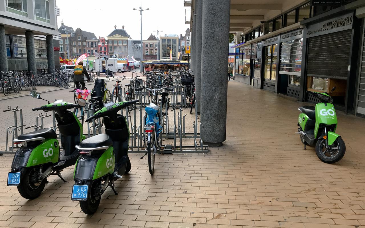 Geparkeerde deelscooters aan de Oude Ebbingestraat in Groningen.