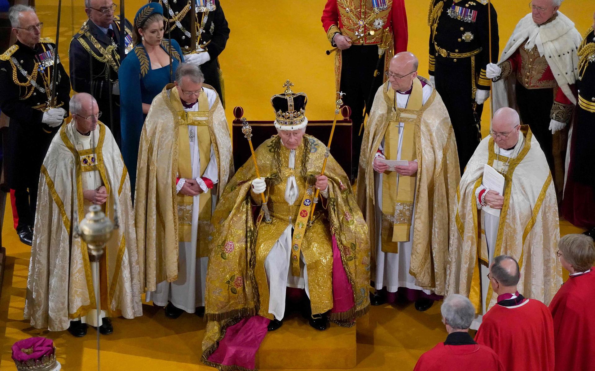 Charles III tijdens zijn kroning tot koning in Westminster Abbey in Londen