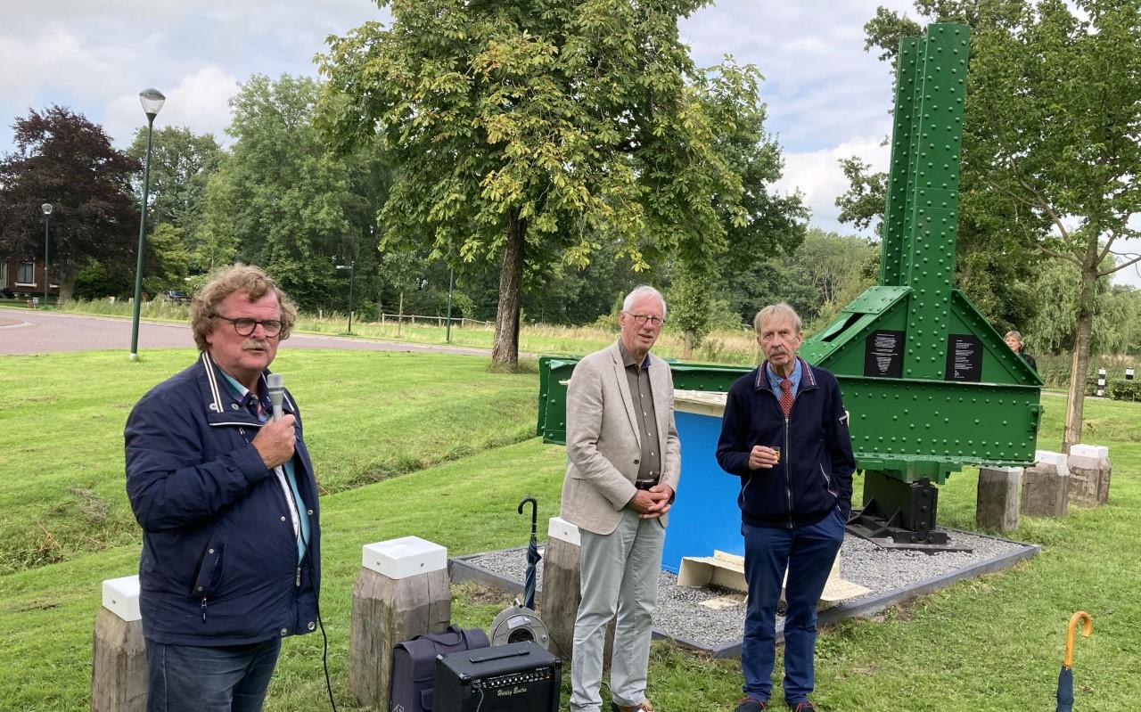 Werkgroeplid Taeke Boersma (links) geeft uitleg over het bruggenmonument in Zuidhorn. Foto: Koos Bijlsma Werkgroeplid Taeke Boersma (links) geeft uitleg over het bruggenmonument in Zuidhorn. Foto: Koos Bijlsma