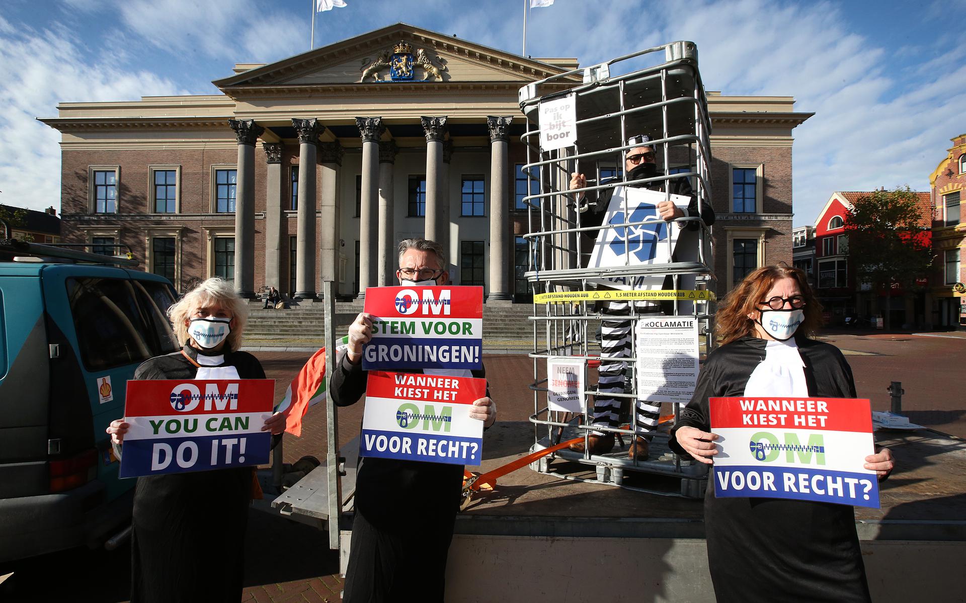 Protestactie over gaswinning in Groningen. Gedupeerden verzamelen zich bij het hof omdat vervolging van de NAM uitblijft.