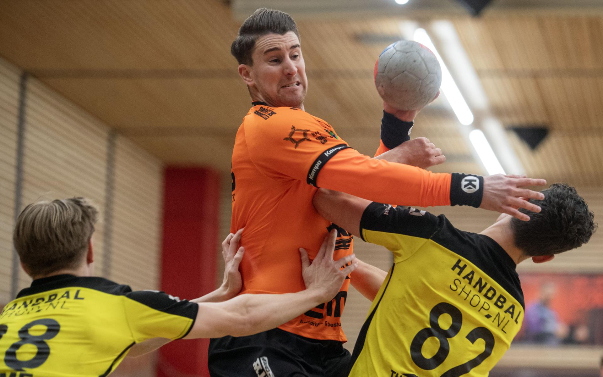 Handballers Hurry-Up winnen in Zwartemeer van Handbal Houten en doen weer volop mee in de titelstrij