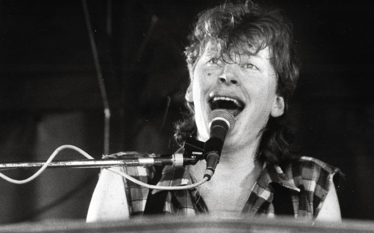 Jan Rot tijdens een optreden uit 1984 in Veendam. Jan Rot tijdens een optreden uit 1984 in Veendam.