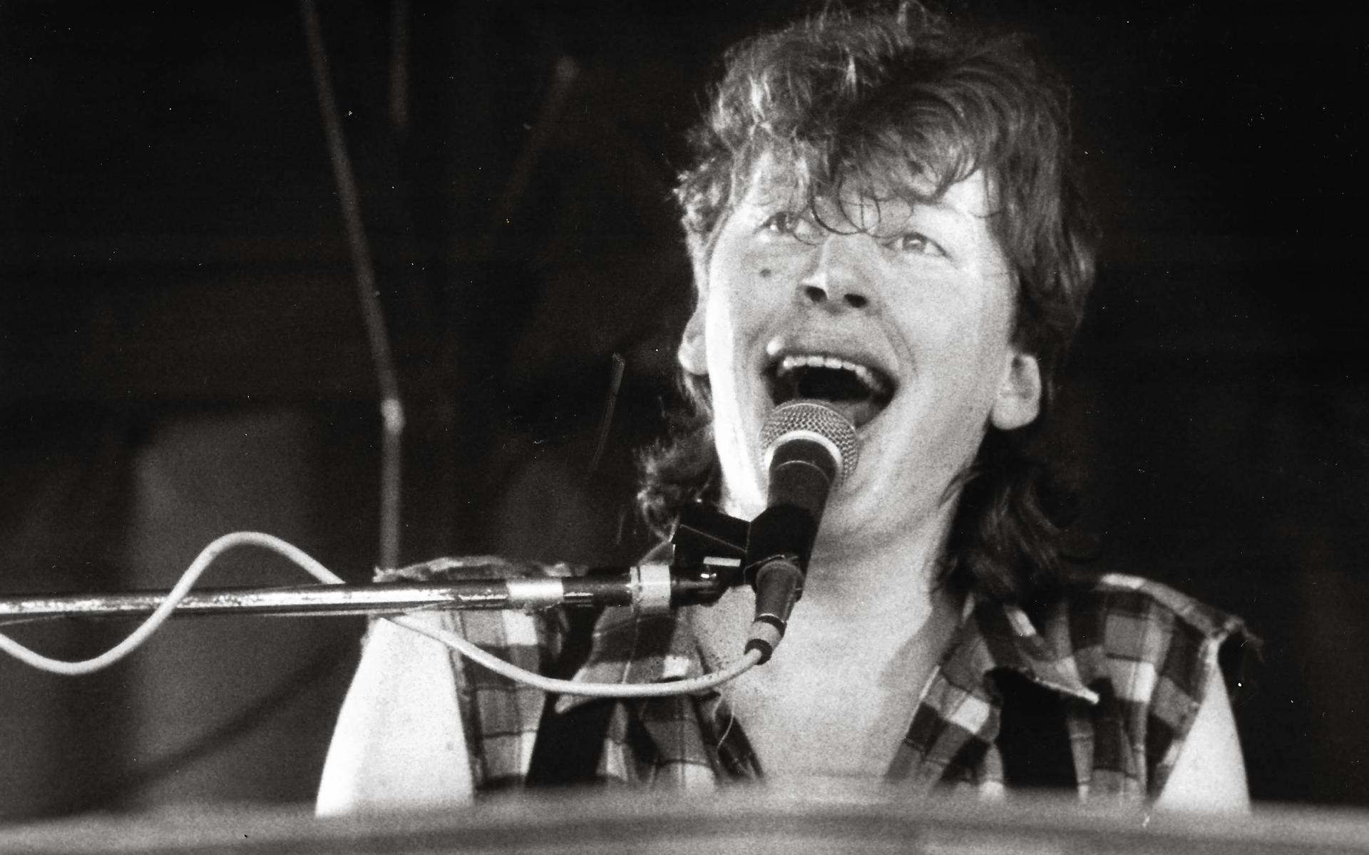 Jan Rot tijdens een optreden uit 1984 in Veendam.