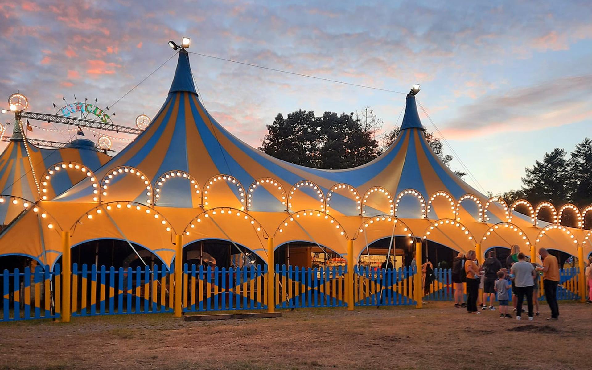 De tent van Circus Renz International. 