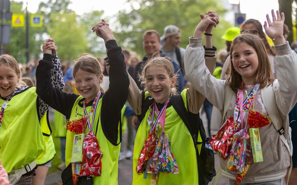 Intocht wandelvierdaagse Stadskanaal.
