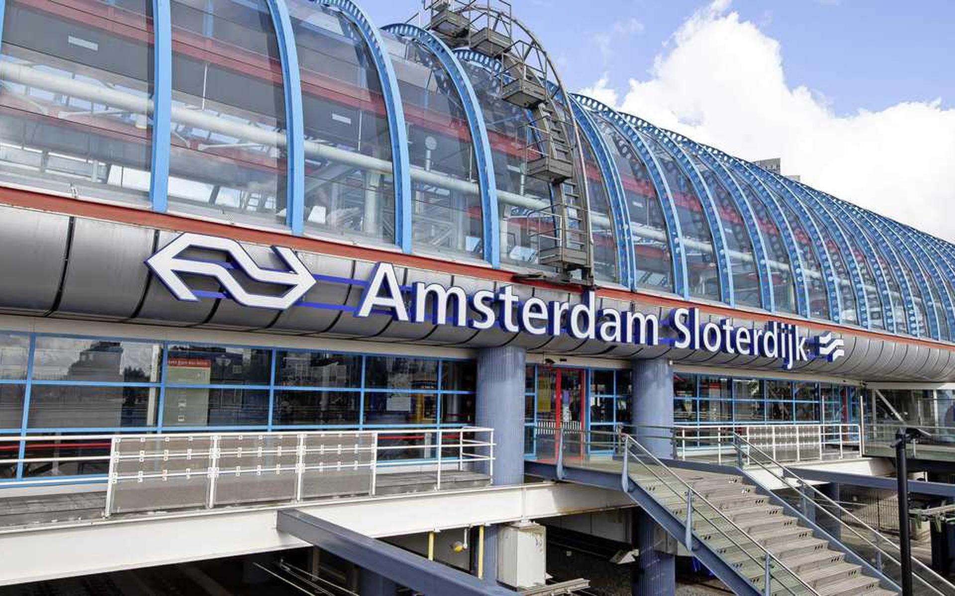 Een verwarde man dreigde vorige week in Amsterdam van een spoorviaduct bij station Sloterdijk te springen. Foto: ANP