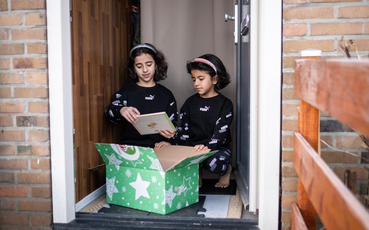 Zusjes Rand en Layan pakken hun cadeau van Kerst050 uit. Zusjes Rand en Layan pakken hun cadeau van Kerst050 uit.