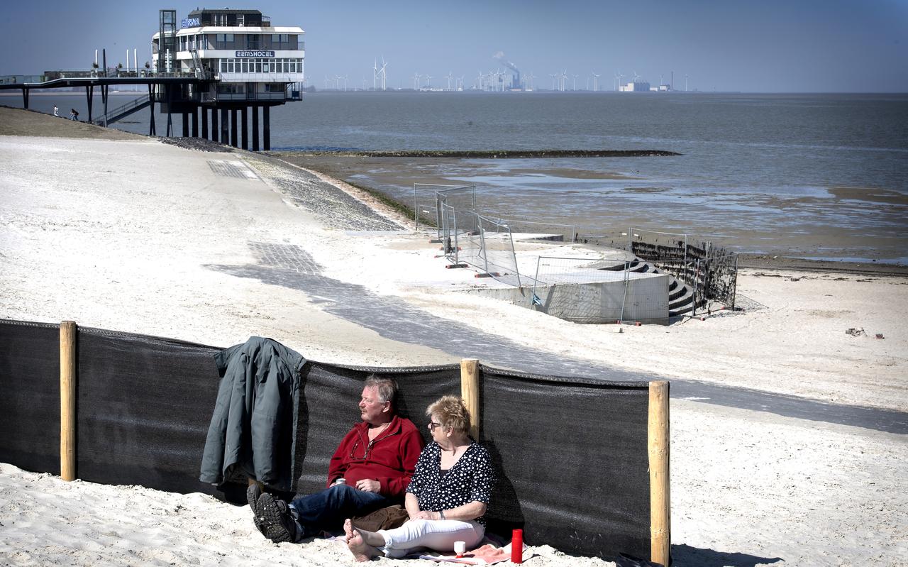 Op de boulevard is het druk, maar er zijn maar weinig mensen die echt op het strand genieten van de zon. Met het windscherm in de rug en met het gezicht in de zon is het in ieder geval goed toeven. Op de boulevard is het druk, maar er zijn maar weinig mensen die echt op het strand genieten van de zon. Met het windscherm in de rug en met het gezicht in de zon is het in ieder geval goed toeven.