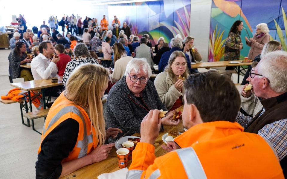 Ria ter Veen (midden) aan het ontbijt in de Papiermolentunnel waarvan zij tien jaar geleden bewees dat die gewoon kon worden gebouwd, en gemeente, provincie en Rijkswaterstaat dat nog in alle toonaarden ontkenden. 