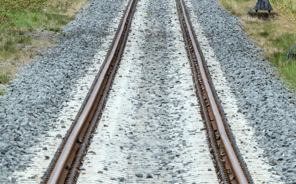 De rails stopt nu in Em men en gaat daar doorgetrokken worden.