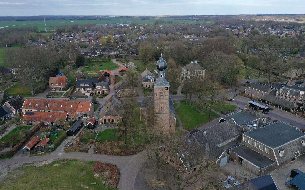 Luchtfoto van Dwingeloo met centraal de Sint Nicolaaskerk met rechts daarboven de verkochte witte pastorie met koetshuis. 