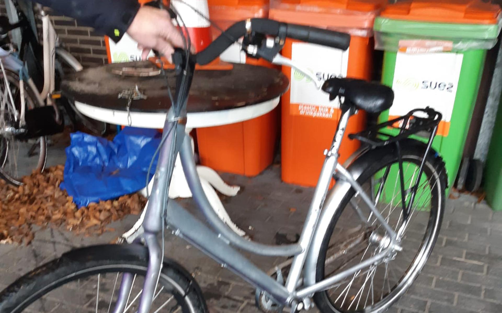 Berouwvolle fietsendief brengt gestolen stalen ros terug naar politiebureau aan Weierstraat in Assen.