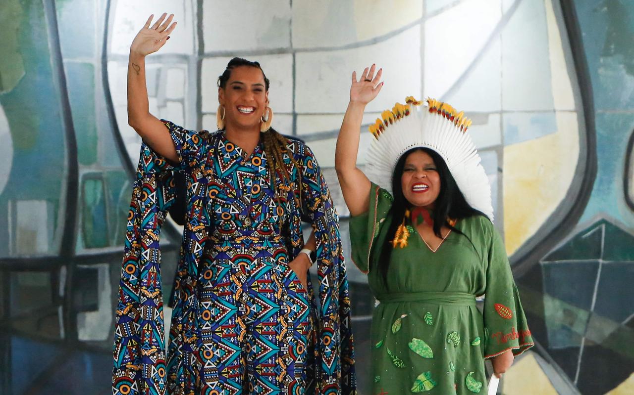 De nieuwe Braziliaanse minister voor Raciale Gelijkheid Anielle Franco (links) en de nieuwe minister van Inheemse Zaken Sonia Guajajara zwaaien naar de aanwezigen na hun beëdiging. Foto: AFP/Sergio Lima De nieuwe Braziliaanse minister voor Raciale Gelijkheid Anielle Franco (links) en de nieuwe minister van Inheemse Zaken Sonia Guajajara zwaaien naar de aanwezigen na hun beëdiging. Foto: AFP/Sergio Lima