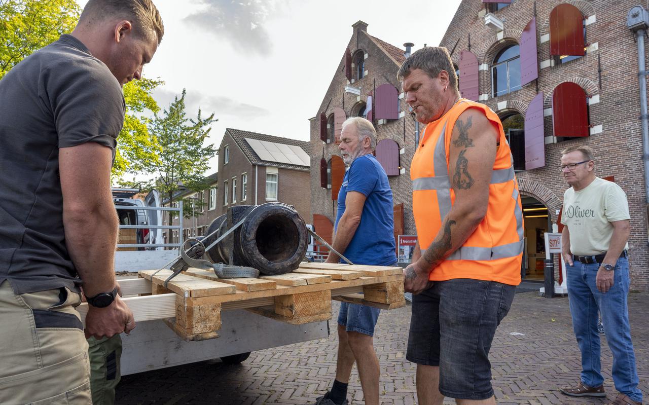 Het mortier van Bommen Berend arriveert dinsdagochtend bij het Stedelijk Museum in Coevorden.