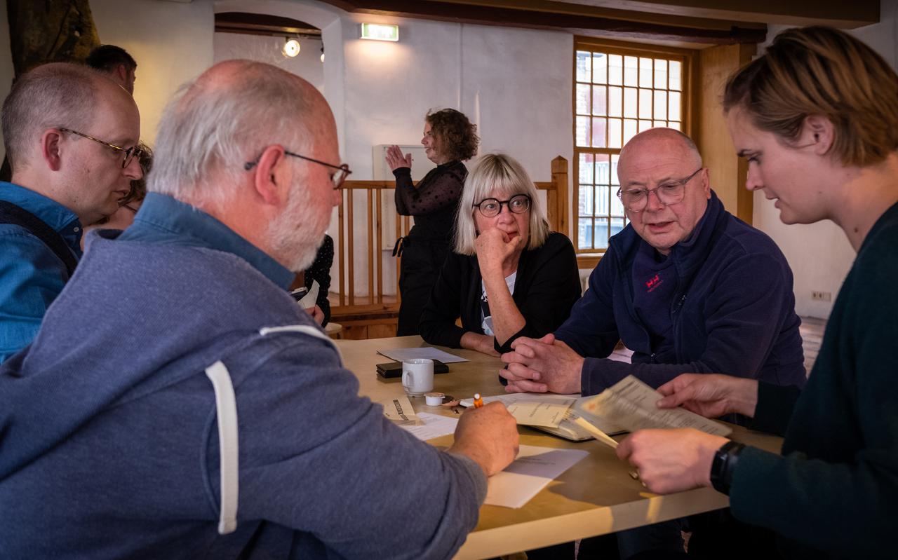 Het echtpaar Heikamp bracht papieren over Tjabbo de Groot, verzetsstrijder uit Winschoten, naar het Noordelijk Scheepvaartmuseum. 