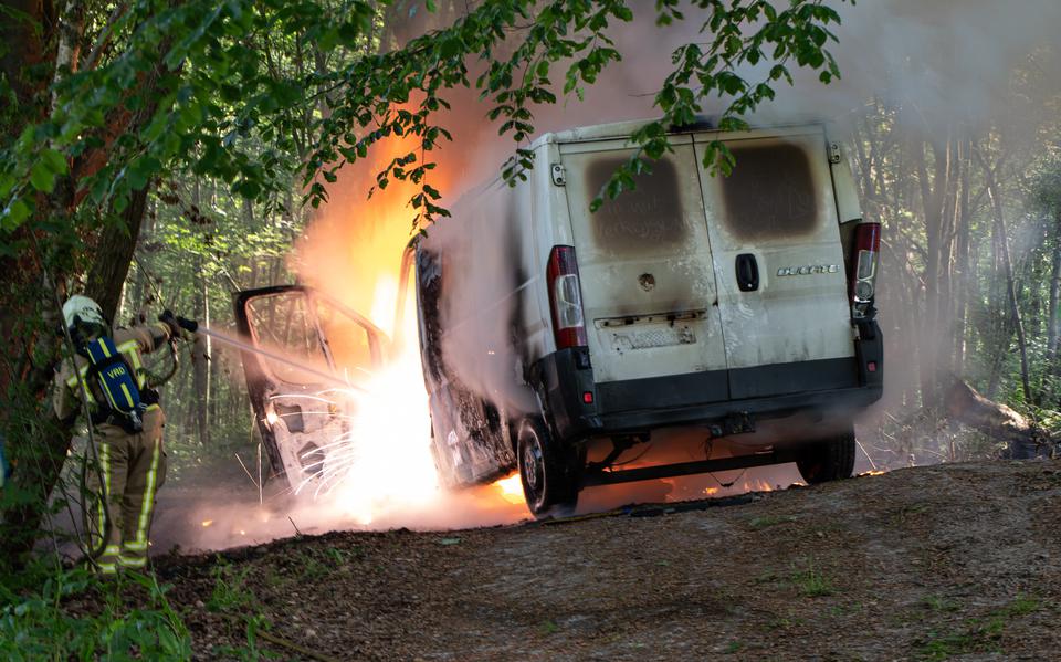 De gestolen bus van GD Sound werd zaterdagavond brandend teruggevonden in het bos bij Emmer-Compascuum.