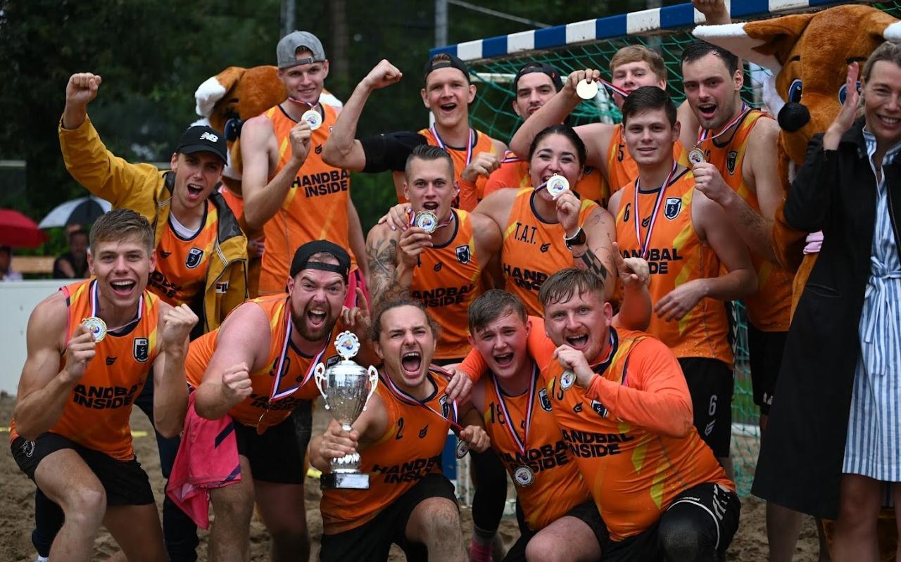 De HVC-heren na het behalen van het nationale kampioenschap beach handball. De HVC-heren na het behalen van het nationale kampioenschap beach handball.