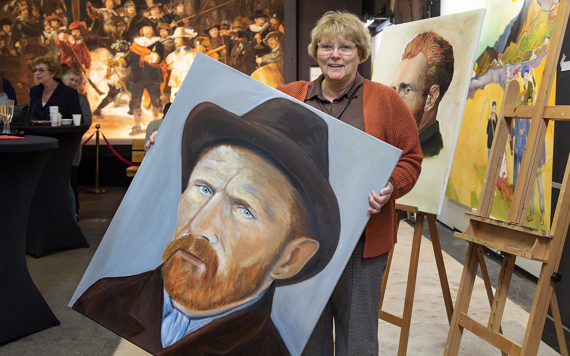 Jantje Hartman met het schilderij waarmee zij in Emmen de Van Gogh-wedstrijd won. 