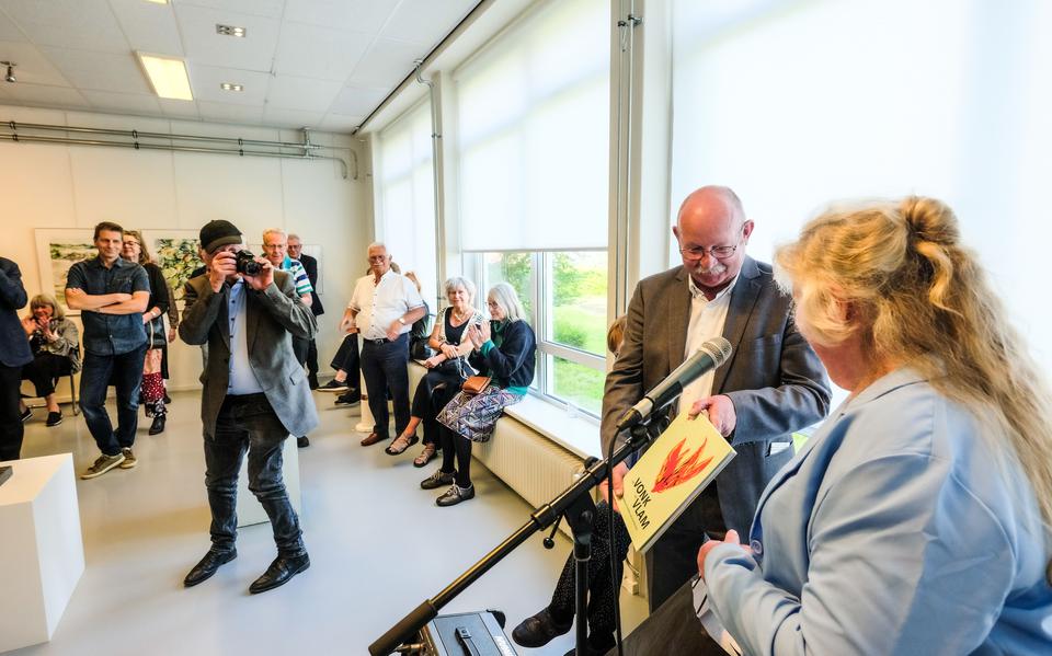 Het eerste exemplaar van het Verkuno-boek 'Van vonk tot vlam' werd door voorzitter Jelly van den Bosch (rechts) overhandigd aan burgemeester Klaas Smid van de gemeente Noordenveld. 