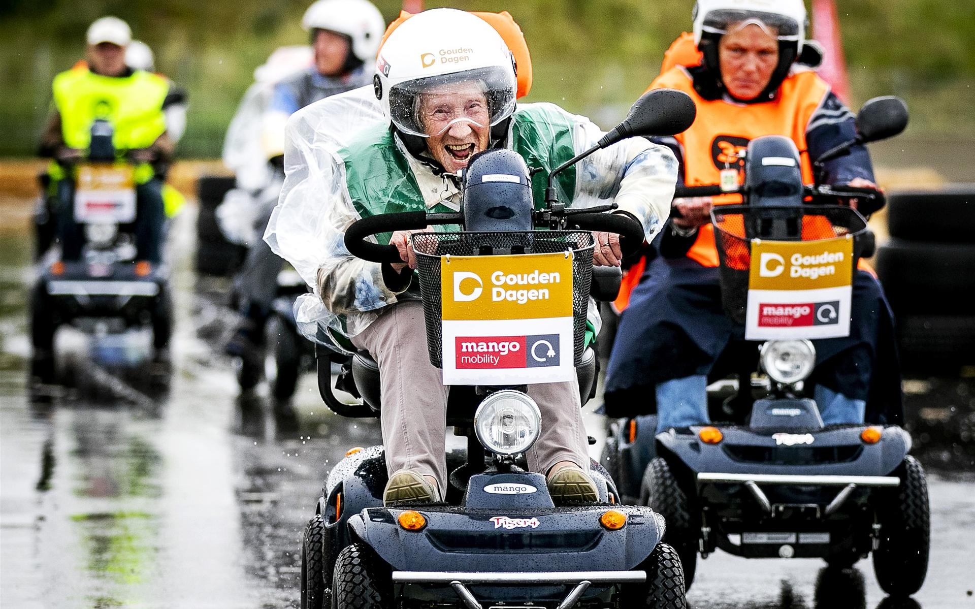 Deelnemers tijdens het NK Scootmobiel op Circuit Zandvoort in 2019.