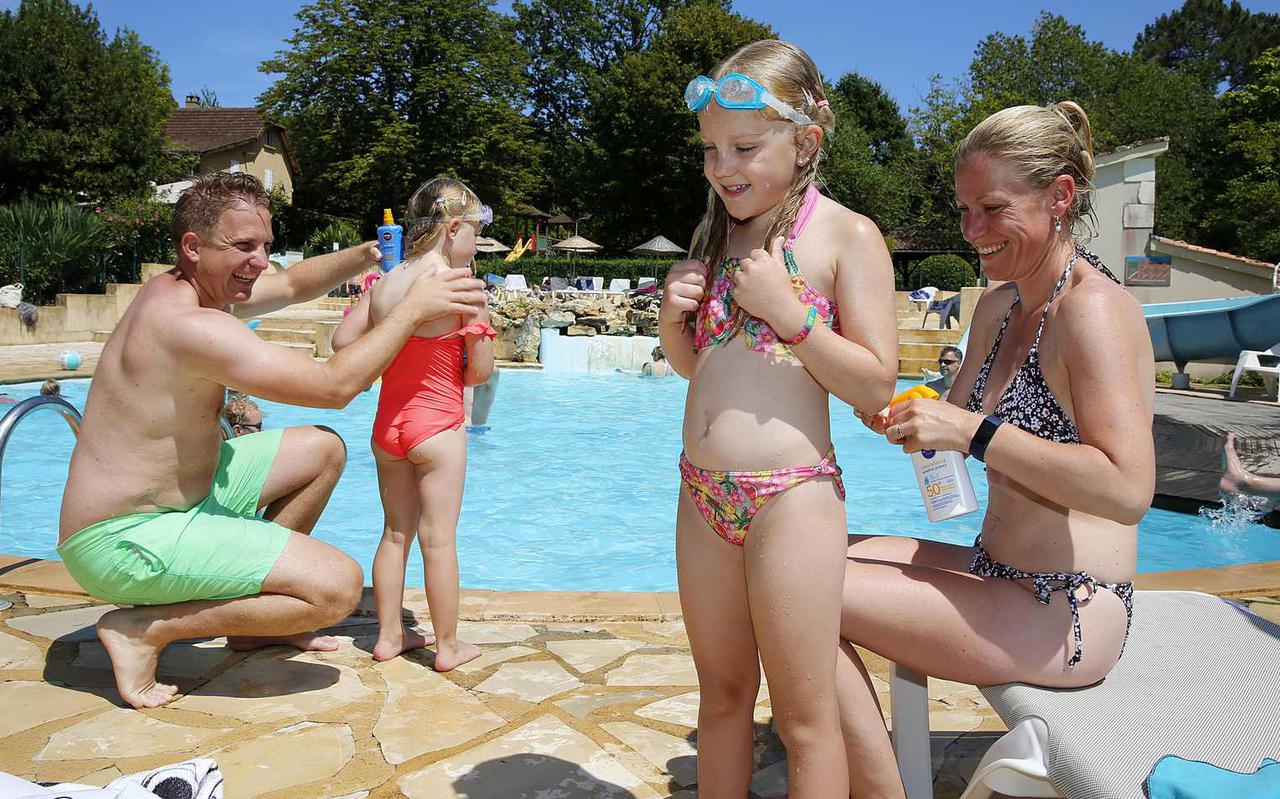 Een vakantie zonder schermpjes voor Pascal en Julie Wegman en dochters Vayèn (7) en Jenneviev (5). „Vakantie is om te ontspannen”, aldus Julie aan de rand van het zwembad. Foto: Aldo Allessie