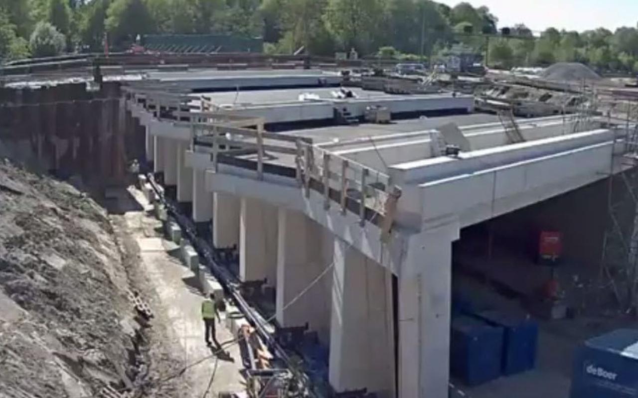 De plaatsing onder het spoor van de Helperzoomtunnel mislukte eerder dit jaar door een verzakking. Foto: Archief DvhN De plaatsing onder het spoor van de Helperzoomtunnel mislukte eerder dit jaar door een verzakking. Foto: Archief DvhN