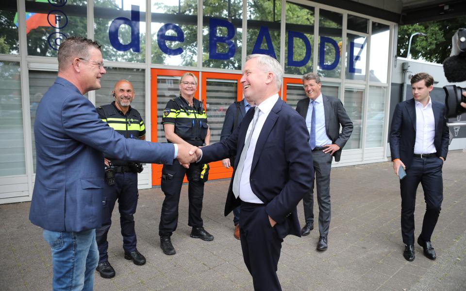 Wim Katoen (l) schudt de hand van staatssecretaris Eric van der Burg van justitie tijdens een bezoek.  
