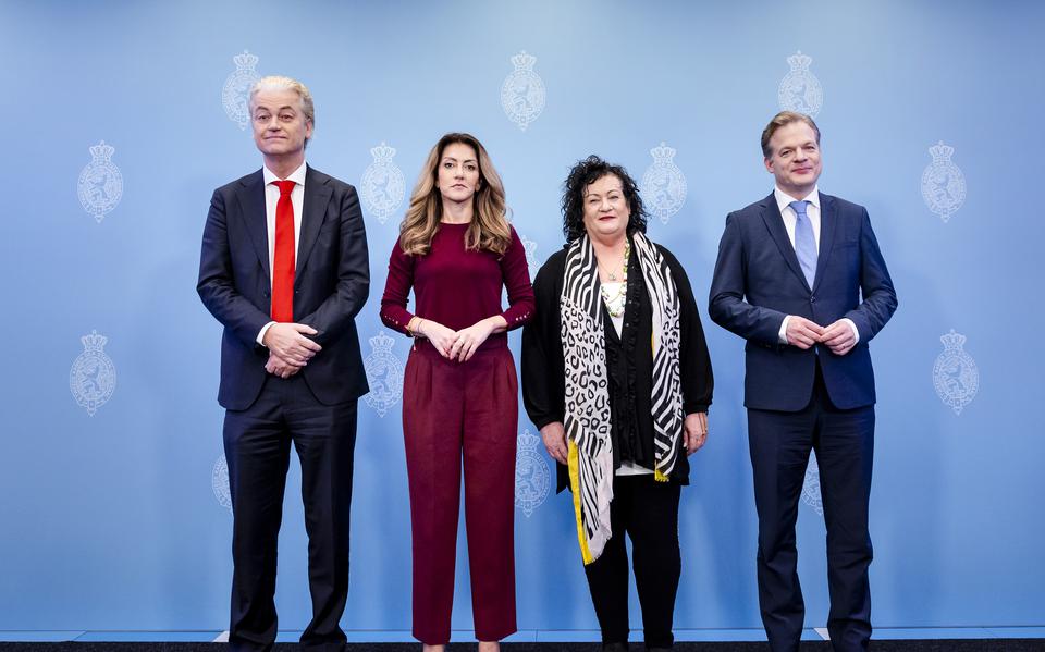 Geert Wilders (PVV), Dilan Yesilgoz (VVD), Caroline van der Plas (BBB) en Pieter Omtzigt (NSC) tijdens de presentatie van het hoofdlijnenakkoord.