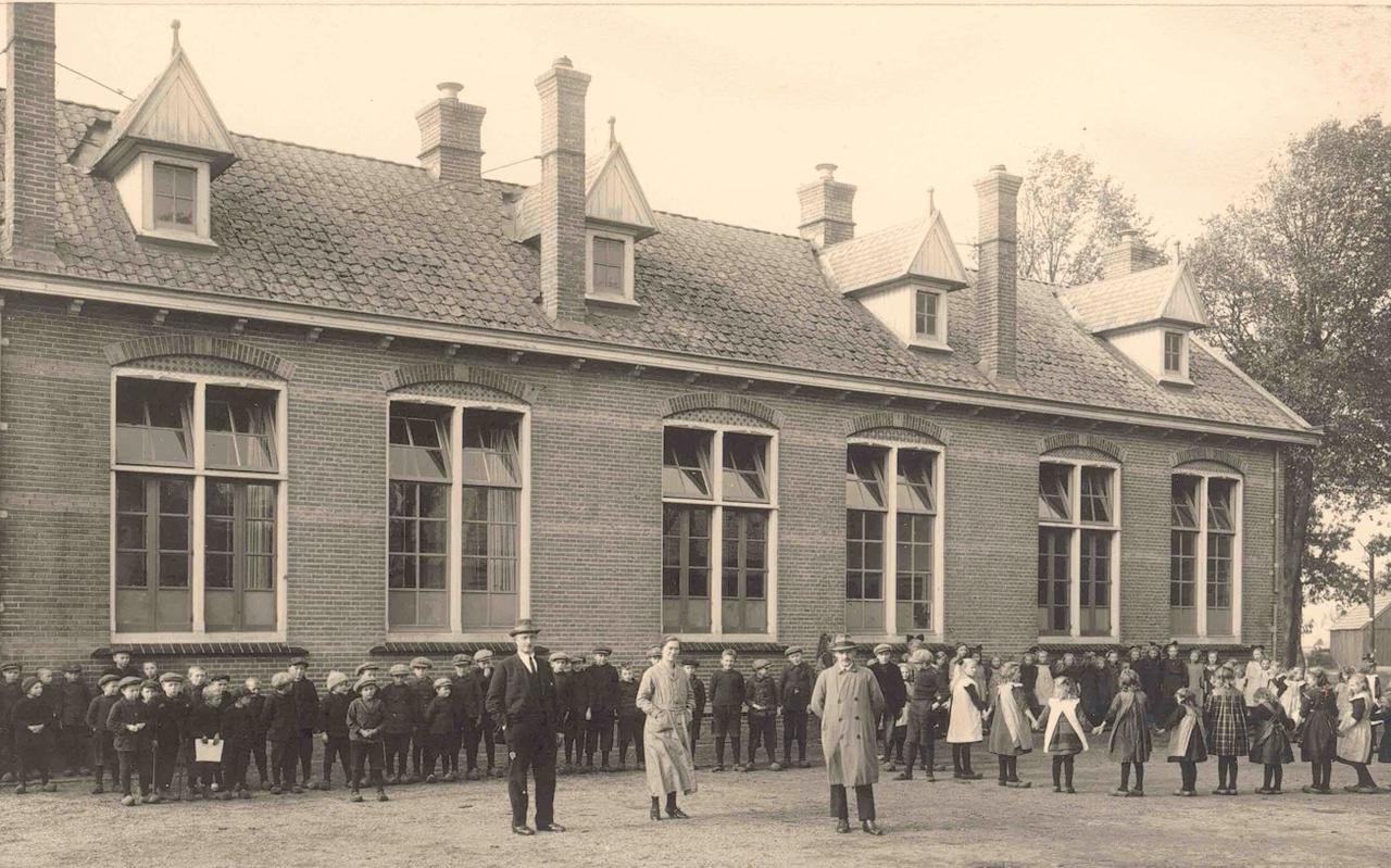 De school, de leerlingen en het onderwijsgevend personeel in 1926.