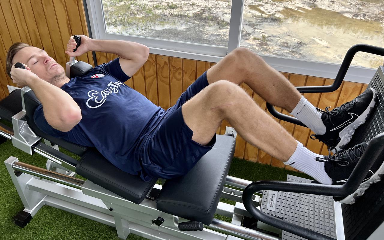 Maikel Kieftenbeld werkt zich in het zweet tijdens het trainingskamp van FC Emmen in Estepona. De middenvelder richt zich op een rentree bij de start van de voorbereiding op het nieuwe seizoen.