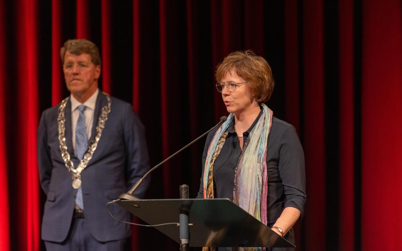 Van der Ham eerder dit jaar bij haar vertrek uit de gemeenteraad van Emmen. Op achtergrond burgemeester Eric van Oosterhout. 
