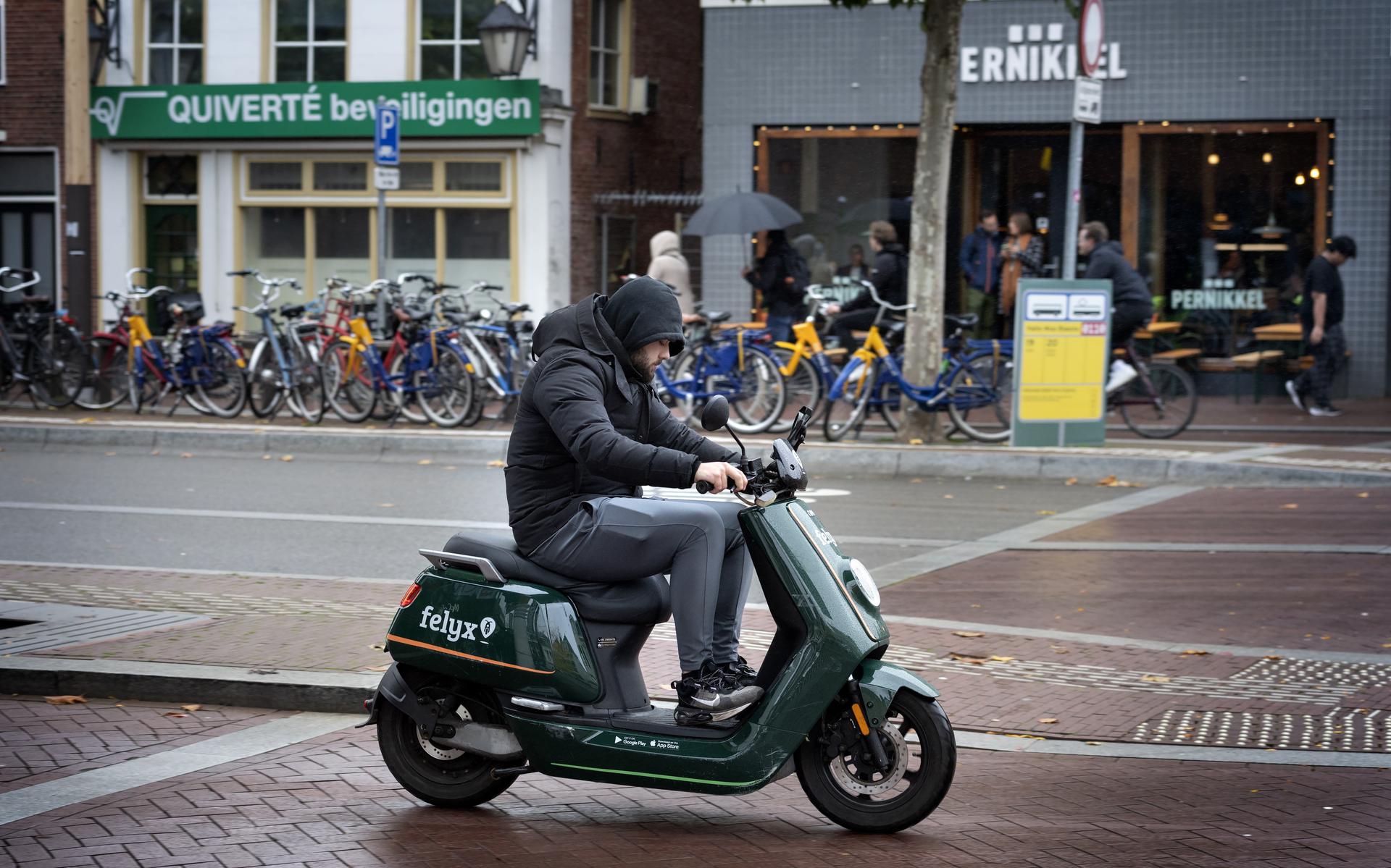 Mensen pakken de deelscooter in plaats van dat ze met het openbaar vervoer of op de fiets gaan.