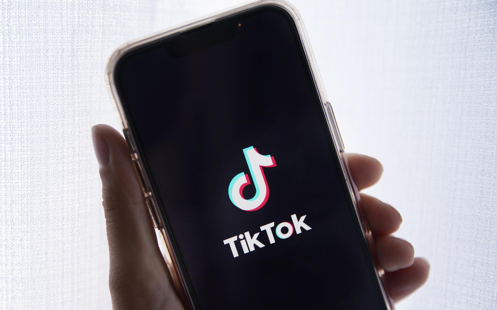 TikTok is razendpopulair, maar raakt steeds meer omstreden omdat er geen garanties zijn dat het Chinese moederbedrijf geen gevoelige gegevens doorbrief aan de regering in Peking. De provincie Groningen doet de app in de ban. 