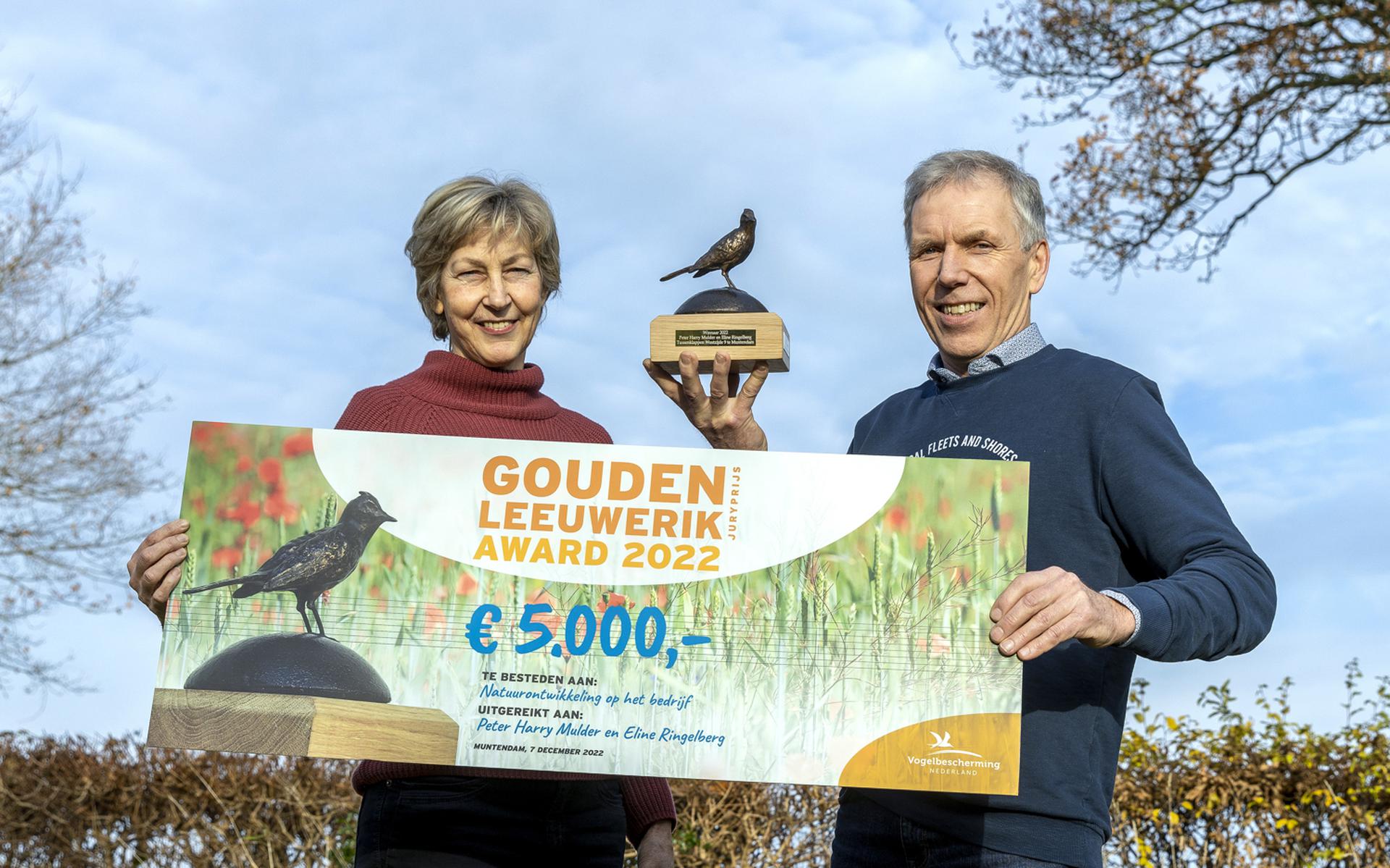 Boer Peter Harry Mulder en zijn vrouw Eline Ringelberg uit Muntendam hebben de Gouden Leeuwerik gewonnen omdat hij met succes akkervogels beschermt.