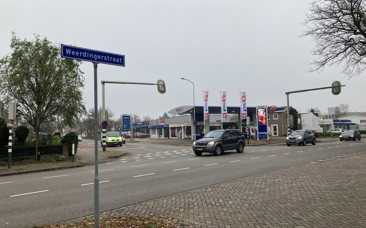 De kruising van de Wolfsbergenweg met de Weerdingerstraat en de Weerdingerhaag in Emmen. Op de hoek was vroeger autobedrijf Ensing gevestigd. De kruising van de Wolfsbergenweg met de Weerdingerstraat en de Weerdingerhaag in Emmen. Op de hoek was vroeger autobedrijf Ensing gevestigd.