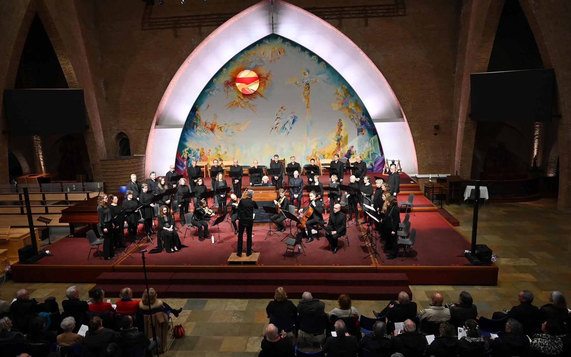 De uitvoering van de 'Johannes-Passion' in podium Zandberg58 in Breda, met Klaas Hoek op harmonium.
